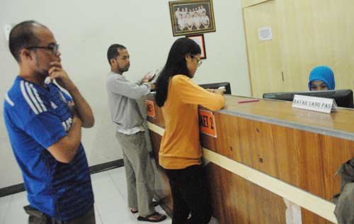 SEPI. Loket di stasiun Jombang sepi, nampak hanya satu dua orang yang antre. (foto: rony suhartomo/BANGSAONLINE) 