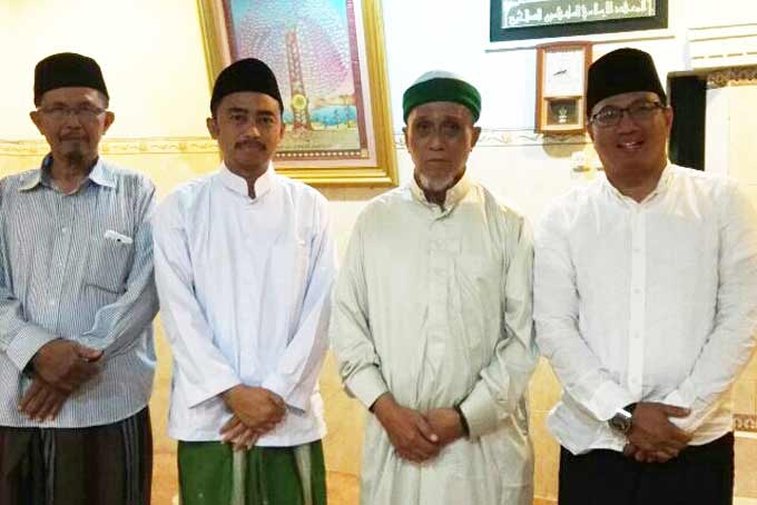 Khoirul Huda (dua dari kiri) saat sowan ke kediaman pengasuh Ponpes Mambaus Sholihin KH. Masbuchin Faqih, Suci, Manyar. foto: syuhud/ bangsaonline
