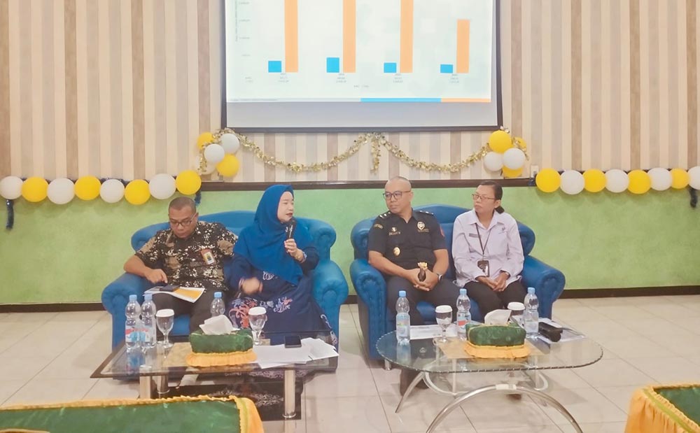 Kepala KPPN Tuban Martina Sri Mulyani dan KPP Pratama Hanis Purwanto saat memaparkan dana TKD ke pemda dan perolehan PNBP Kabupaten Tuban.