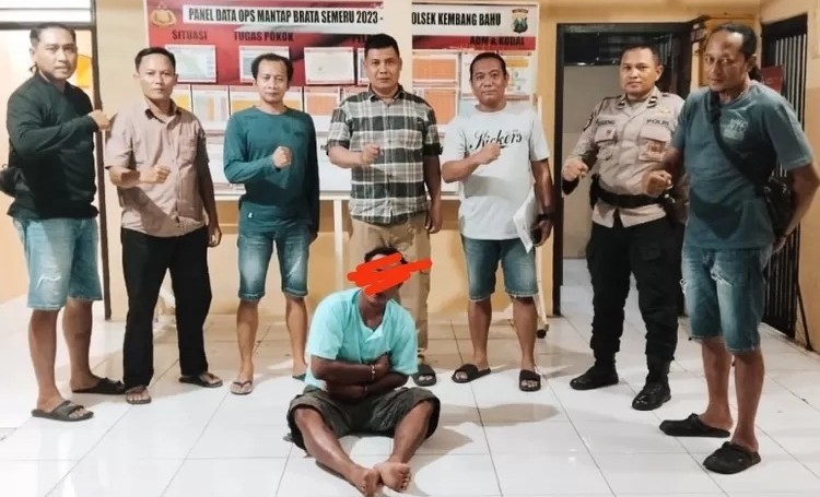 Pelaku saat diamankan di Mapolsek Kembangbahu