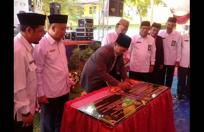 Kakanwil Kemenag Jatim saat meresmikan masjid MTsN Babat Lamongan, Rabu (7/2).