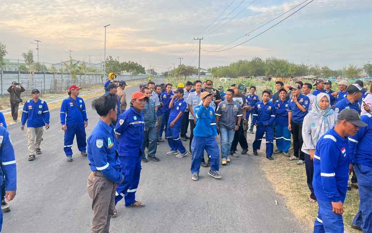 Para pegawai saat memprotes aktivitas bongkar muat yang diduga ilegal di Pelabuhan Kota Probolinggo.