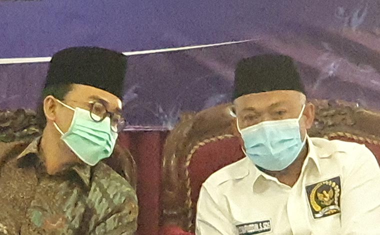 Anggota DPR RI Komisi V, H. Syafiuddin (kanan) bersama Bupati Pamekasan, Badrut Tamam saat menghadiri Sosialisasi UU Nomer 13 tahun 2020 oleh Mendes PDT dan Transmigrasi, Dr. (HC) Drs. H. Abdul Halim Iskandar, Sabtu (28/11/2020).