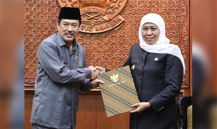 Gubernur Khofifah menyerahkan Surat Perintah Tugas Plt. Bupati Sidoarjo kepada Nur Ahmad Syaifuddin di Gedung Negara Grahadi. foto: ist.