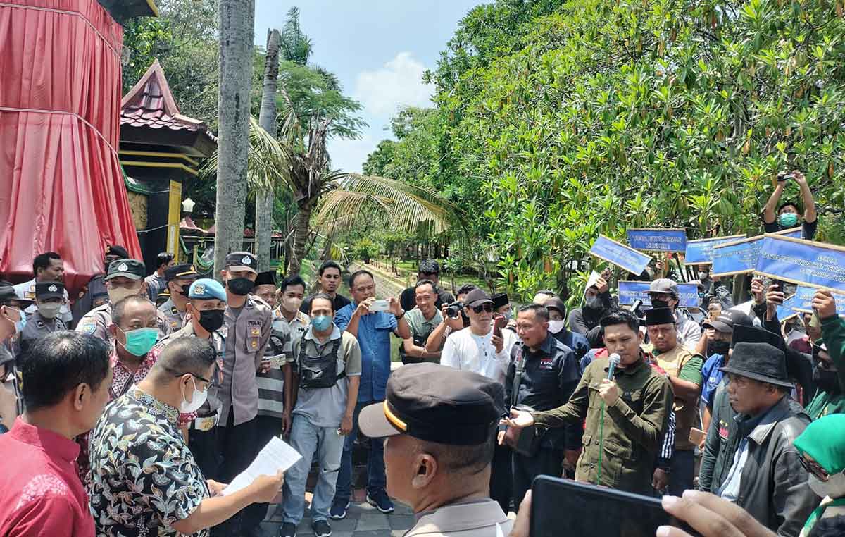 Puluhan warga yang tergabung dalam Pusat Analisis Kajian Informasi Strategis saat menggelar demo di depan Gedung Pemkab Bangkalan.
