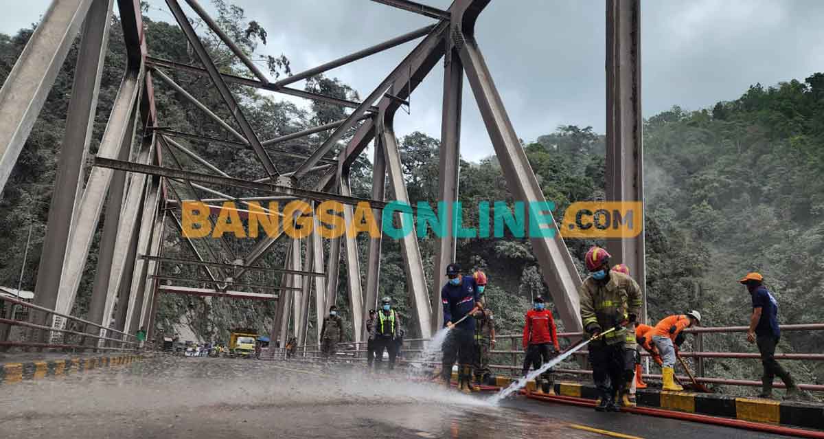 Petugas saat melakukan pembersihan APG Semeru di Jembatan Gladak Perak, Lumajang. Foto: DEVI FITRI AFRIYANTI