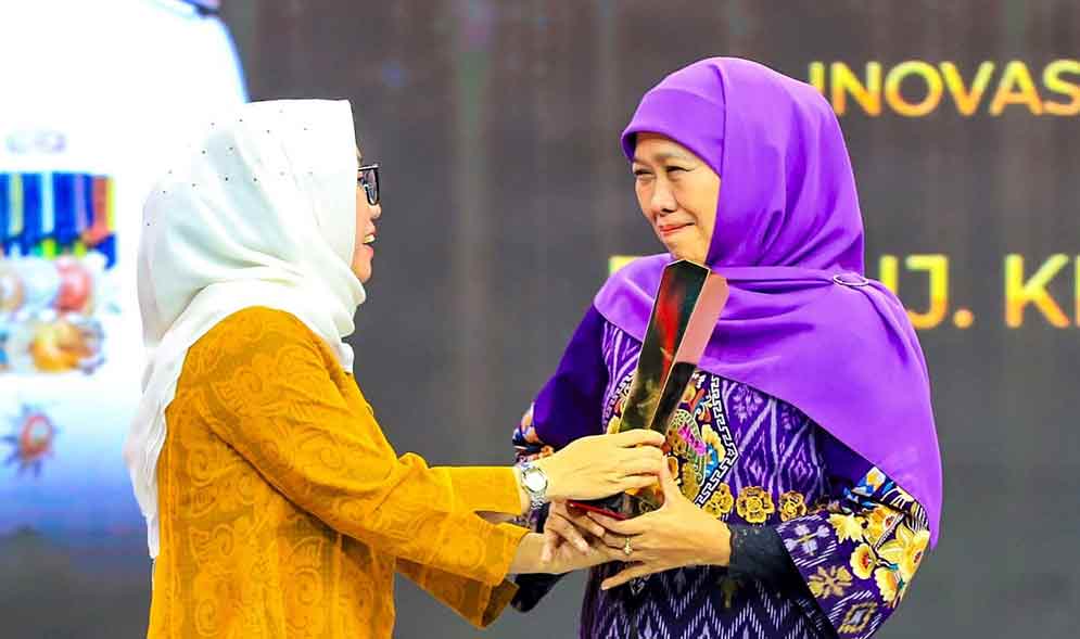 Gubernur Jatim, Khofifah Indar Parawansa menerima penghargaan dari Wakil Menteri Koperasi, Farida Farichah. (Ist)