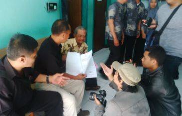 Para korban penipuan CPNS saat melapor ke Inspektorat Kota Kediri. (foto: arif kurniawan/BANGSAONLINE)