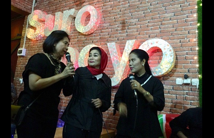 Puti Guntur Soekarno bersama Sekretaris DPD PDI Perjuangan Sri Untari dan Anggota Fraksi DPR Indah Kurnia, tak canggung menyanyikan beberapa lagu. Foto: YUDI A/BANGSAONLINE

