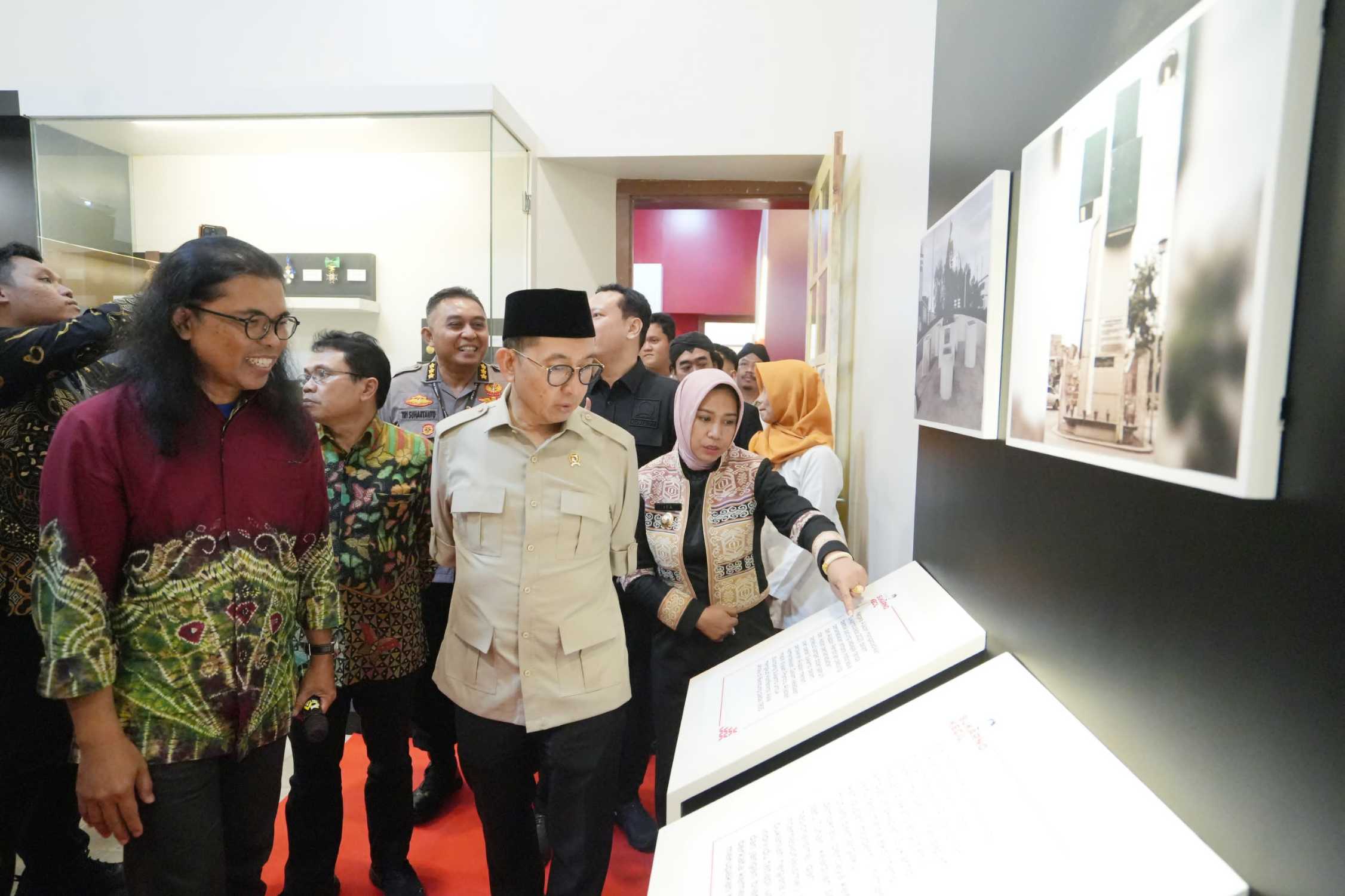Menteri Kebudayaan, Fadli Zon bersama Wali Kota Kediri, Ika Puspitasari di acara peresmian Galeri Soekarno Kecil