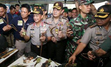 Kapolda Metro Jaya Irjen Tito Karnavian didampingi jajarannya menggelar barang bukti hasil operasi pekat di kawasan Kalijodo. foto: rakisa/ BANGSAONLINE