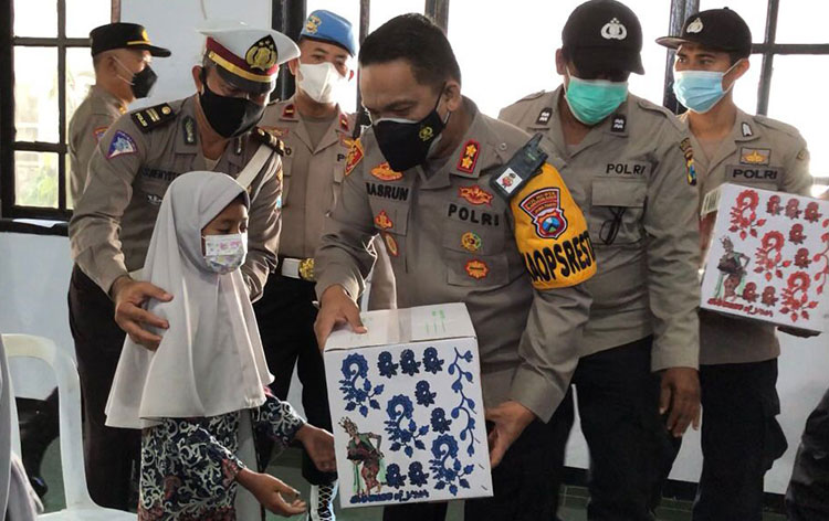 Senyum sumringah terpancar dari ratusan anak yatim piatu yang terlihat berkumpul di Aula Yayasan Yatim Piatu Khadijah Banyuwangi, Rabu (25/8/2021) pagi. (foto: ist)
