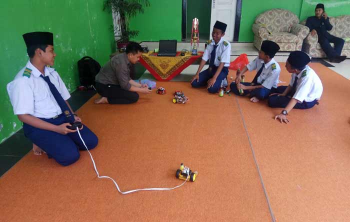 Empat santri Ponpes Mambaus Sholikin saat menunjukkan robot Soccer. foto: AKINA/ BANGSAONLINE