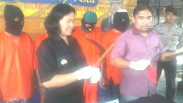 Keempat pelaku pembawa sajam, saat gelar rilis di halaman Mapolres Malang Kota, Selasa (16/02). foto: iwan irawan/ BANGSAONLINE
