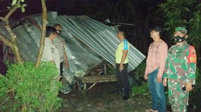 Bhabinkamtibmas dan Babinsa bersama warga mengecek atap warga yang terbang usai diterjang angin kencang.