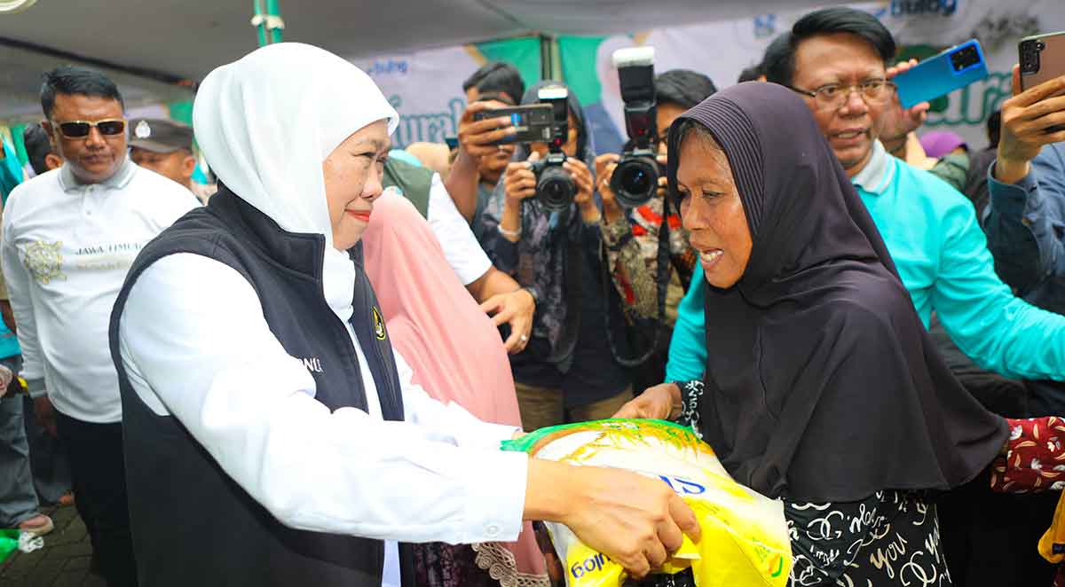 Gubernur Khofifah saat menyapa masyarakat dalam gelaran Pasar Murah di Kecamatan Beji, Kabupaten Pasuruan.