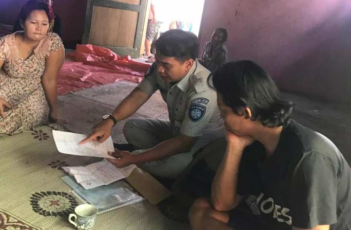 Proses pemberian santunan korban laka lantas oleh Jasa Raharja Pacitan.