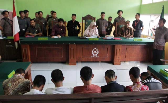 Pembunuh dan Pemerkosa Yuyun Divonis 10 Tahun, Presiden Minta Pelaku Dikebiri