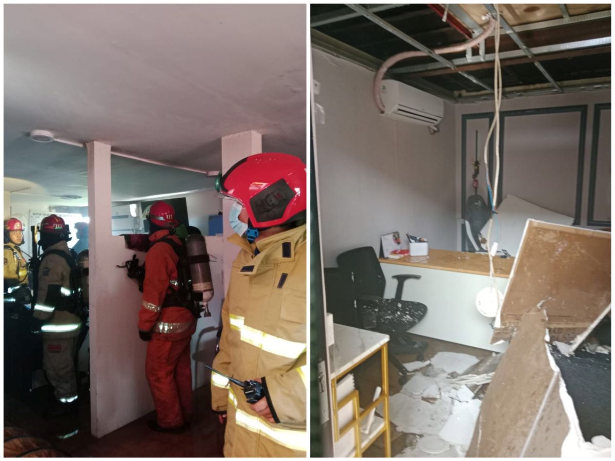 Petugas Damkar saat melakukan pembasahan usai memadamkan titik api di ruang arsip Gedung Satnarkoba Polres Pelabuhan Tanjung Perak