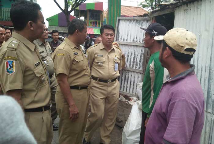 Petugas menyosialisasikan larangan mendirikan bangunan di lahan fasum.