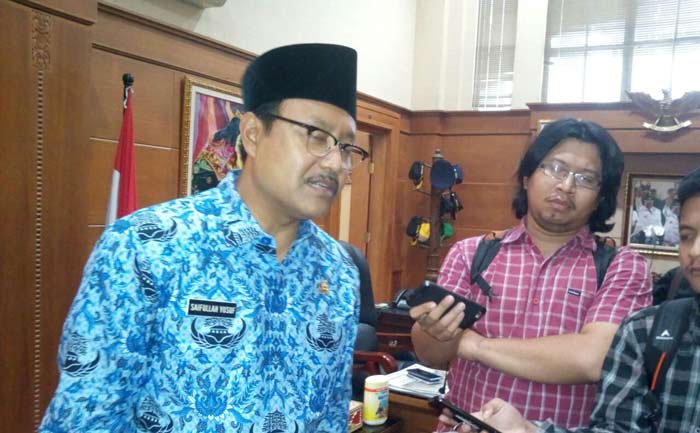 Gus Ipul saat memberikan keterangan persnya di Ruang Kerja Wagub Jatim. Foto: YUDI A/BANGSAONLINE