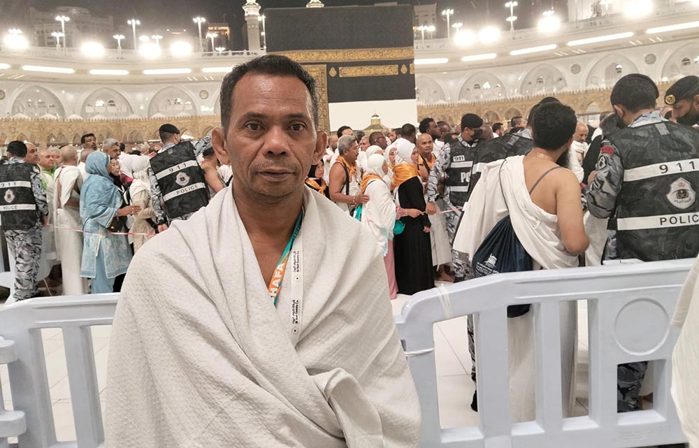 Mahmudi, jamaah asal Bangkalan yang Anggota DPRD Bangkalan foto di depan Ka