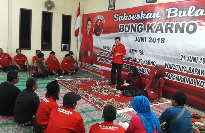 PDIP Gresik saat mengadakan pembekalan kader. foto: SYUHUD/ BANGSAONLINE