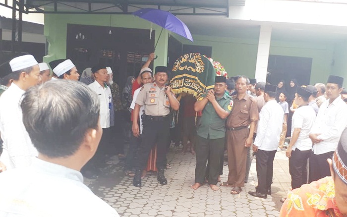 Kapolsek Buduran Takziah dan Angkat Jenazah Cakades Sukorejo Hingga ke Lokasi Pemakaman