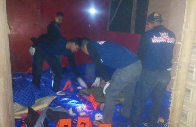 Tim Identifikasi Polres Bojonegoro saat menggelar olah TKP. foto: EKY NURHADI/ BANGSAONLINE