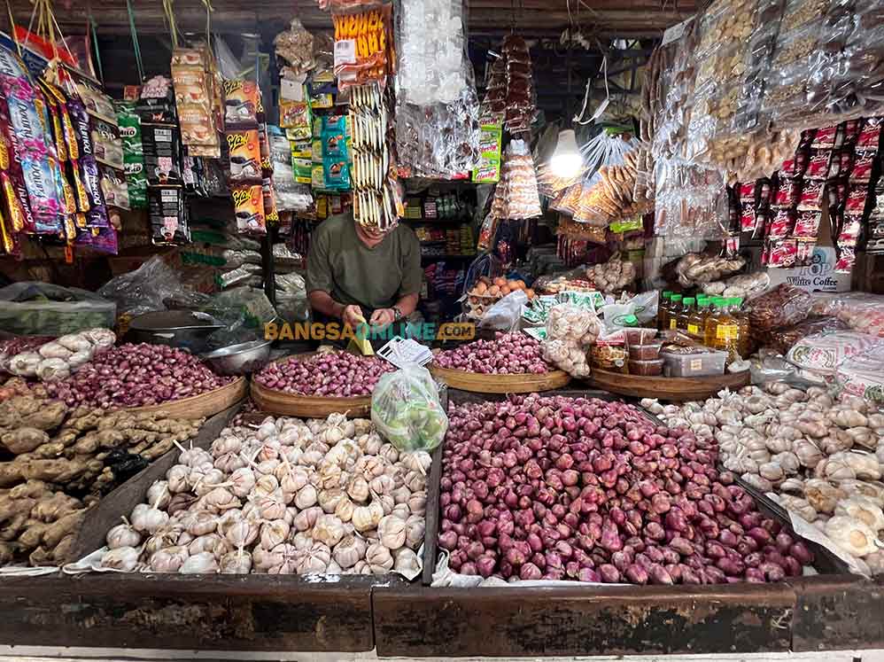 Bawang merah menjadi salah satu komoditas pangan yang mengalami fluktuasi hari ini, Foto: Sulthon/Bangsaonline.