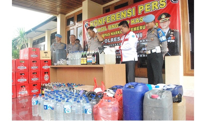 Ribuan Liter segala jenis miras  yang berhasil diamankan  Polres Ngawi.