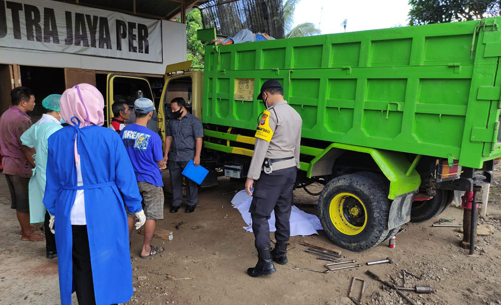 Petugas saat melakukan olah TKP dan evakuasi terhadap korban.