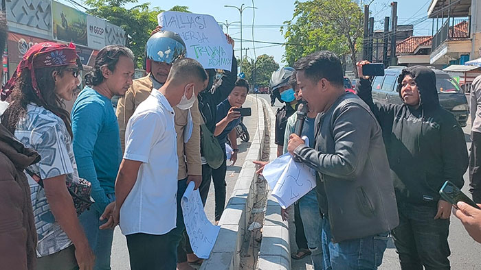 Suasana demo P3K di Kantor PU Jatim wilayah Pamekasan.