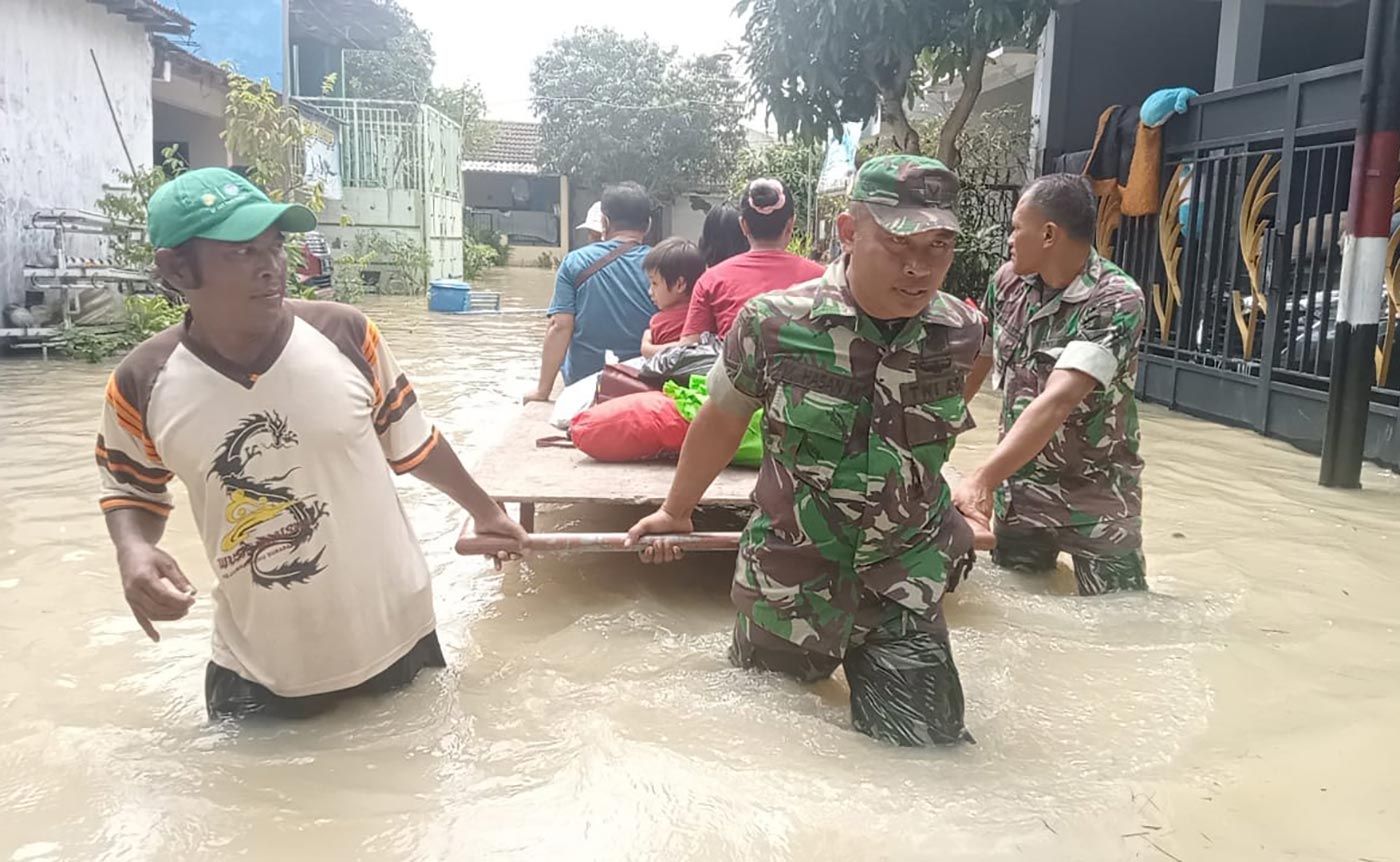 BERJIBAKU: Banjir akibat luapan Kali Lamong dan Anak Kali Lamong yang melanda Kecamatan Menganti, Kabupaten Gresik, membuat petugas TNI dari Koramil 0817/04 Menganti ikut berjibaku membantu evakuasi korban.

Petugas TNI mengevakuasi korban ke tempat yang lebih aman. Di antara korban banjir yang dievakuasi adalah warga yang tinggal di Perumahan Omah Indah Menganti.

Dengan menggunakan gerobak dan papan kayu, TNI mengevakusi korban secara bergantian. Terutama, para korban dari kalangan orang tua dan anak-anak. FOTO: Ist.