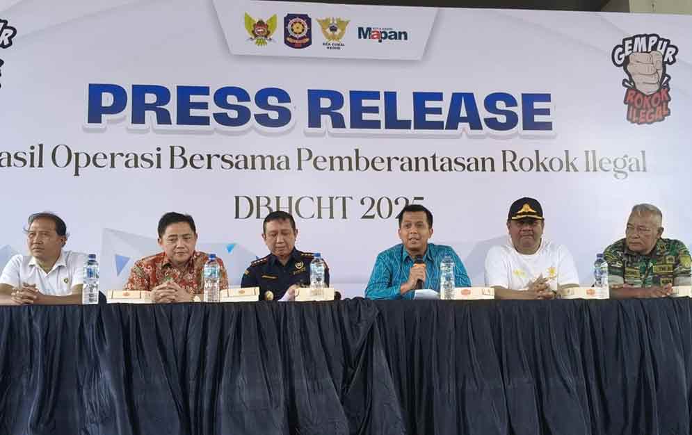 Plt. Sekda Kota Kediri, Ferry Djatmiko, (pegang mik) saat memberi sambutan. (Ist)