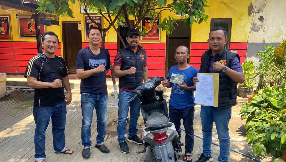 Petugas dari Polsek Purworejo saat mengembalikan motor hasil curian ke pemilik.