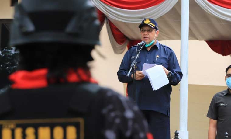 Pjs. Wali Kota Pasuruan Dr. Ardo Sahak., S.E., M.M. saat memimpin apel.