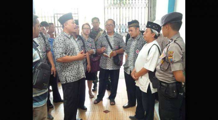 FKUB saat mendatangi Gereja YHS Minggu (17/7) lalu. foto: TRI SUSANTO/ BANGSAONLINE