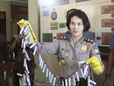 Kapolresta Wiji Suwartini memamerkan rentengan mercon yang disita dari dua home industri Puri. Foto:gunadhi/BANGSAONLINE