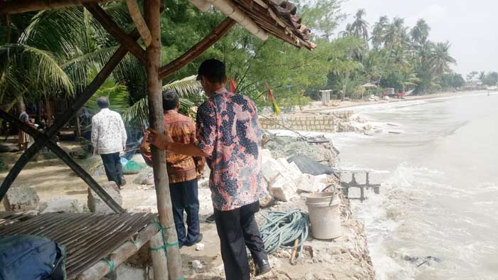 Beberapa fasilitas yang rusak di antaranya bangunan gazebo, tempat duduk, perahu nelayan, dan beberapa bangunan baru yang masih tahap pengerjaan.