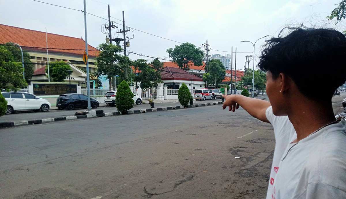 Salah satu saksi gendam di Surabaya ketika menunjukkan lokasi.
