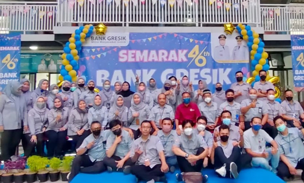 Dirut PD BPR Bank Gresik Al Kusani bersama jajaran direksi, pengawas, dan karyawan. foto: SYUHUD/ BANGSAONLINE