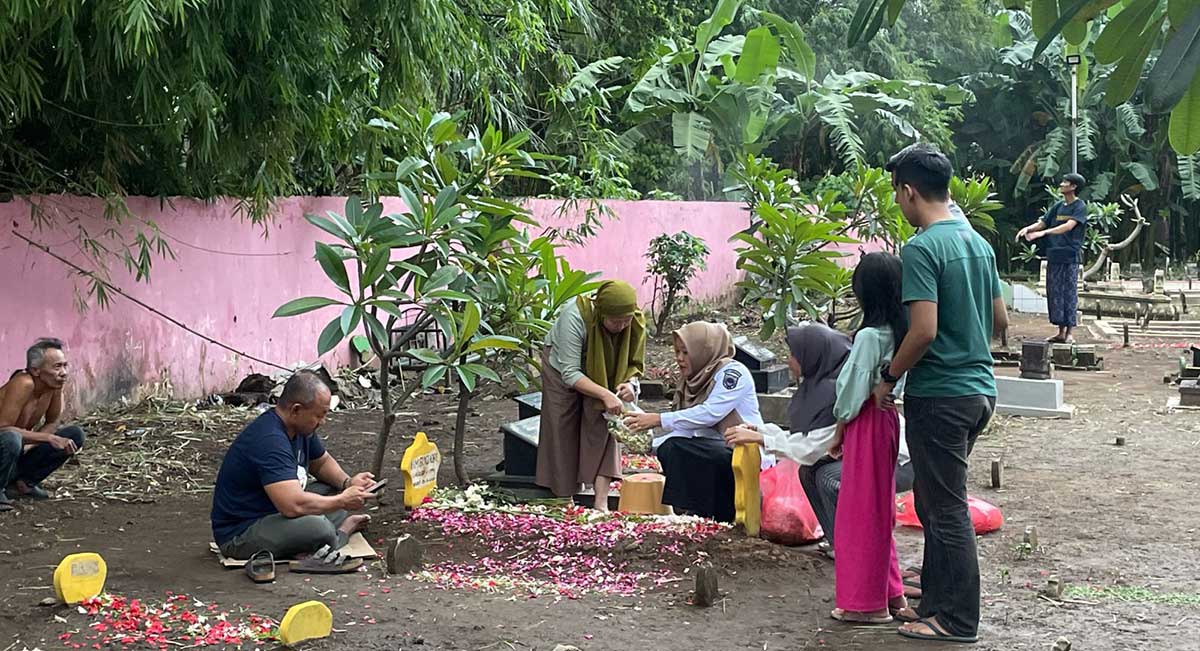 Wakil Wali Kota Probolinggo saat ziarah ke makam ayahanda.