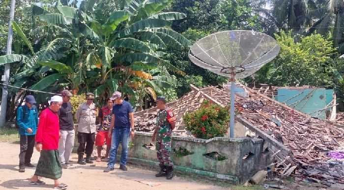 Salah satu rumah warga Sangkapura yang ambruk akibat gempa bumi. Foto: Ist.