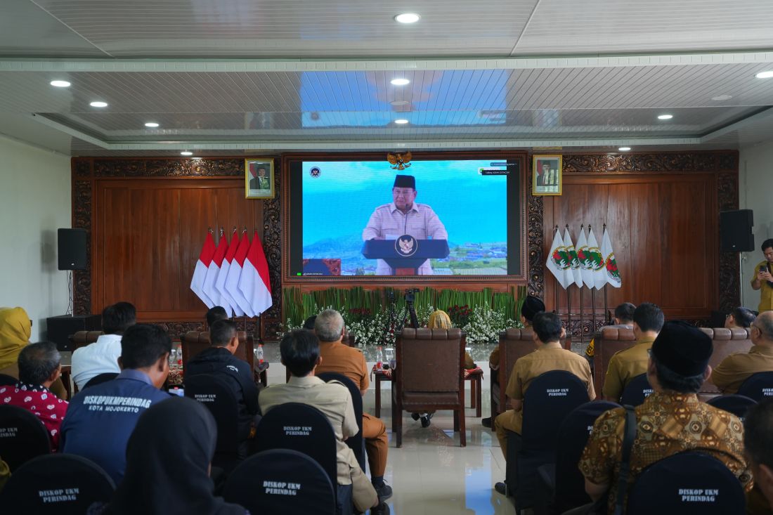 Wali Kota Mojokerto, Ika Puspitasari saat mengikuti peluncuran serentak Koperas Merah Putih secara daring