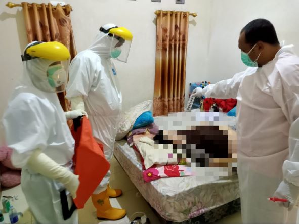 Jenazah pria berinisial BZA (31), warga Kecamatan Talun Kabupaten Blitar, saat ditangani petugas kesehatan, setelah ditemukan pada Sabtu (5/3/2022). Foto: bangsaonline.com