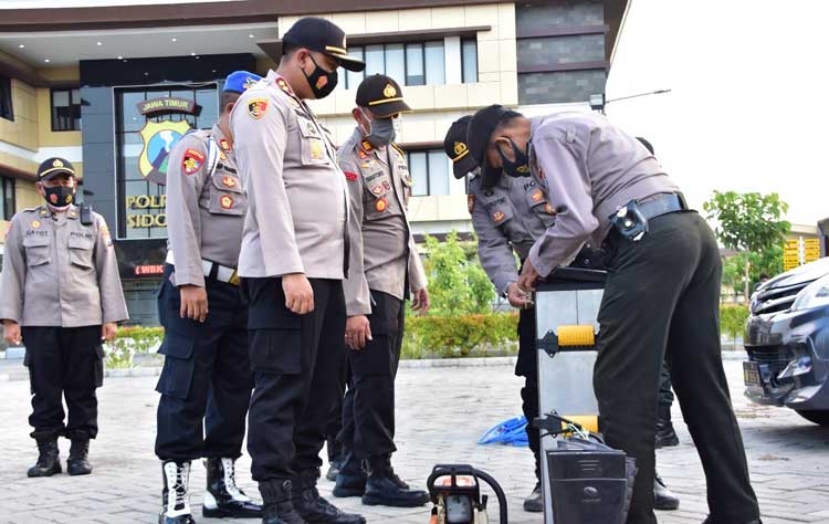 Wakapolresta Sidoarjo AKBP Deny Agung Andriana melakukan pengecekan kesiapan personel dan perlengkapan siaga bencana.