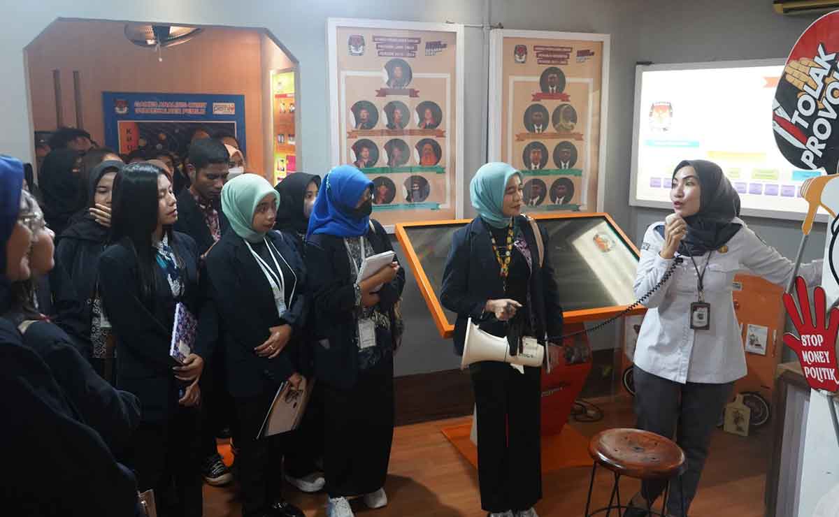 Mahasiswa FEB Universitas Widyagama Malang saat office tour ke KPU Jatim. Foto: Ist