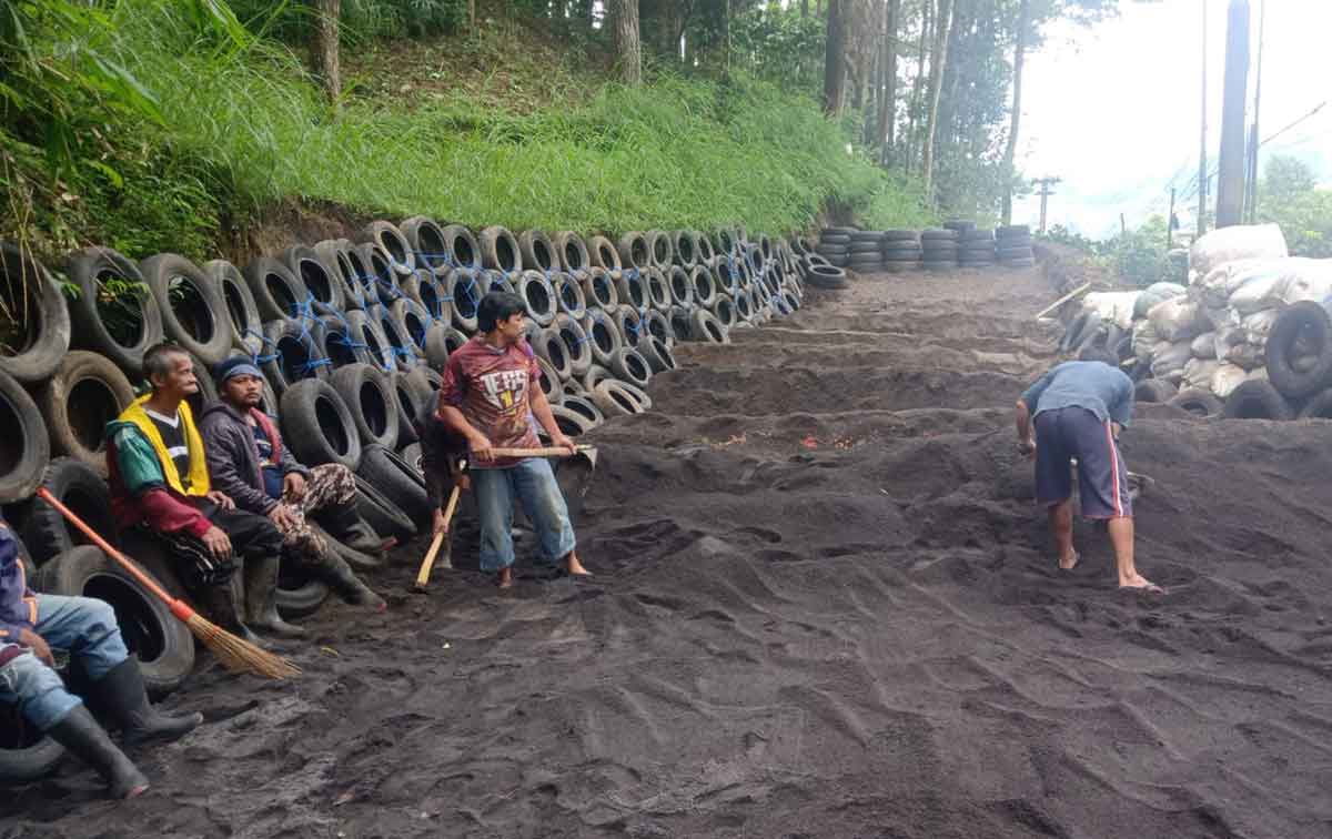 Warga Kelurahan Songgokerto, Kecamatan Batu, Kota Batu, saat membangun jalur darurat.