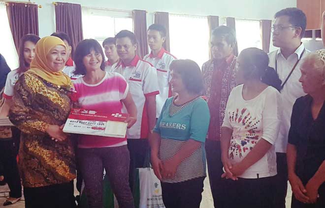 Menteri Sosial Khofifah Indar Parawansa saat memberi bantuan sosial ke warga Minahasa dan Tomohon. 